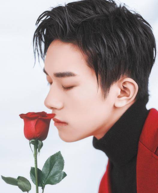 易烊千玺的完美下颚线看到的人都觉得心动谁能不喜欢呢