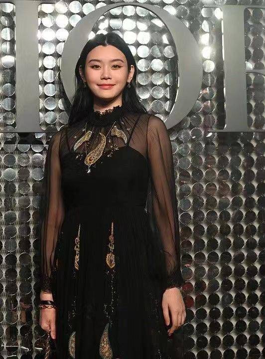 奚梦瑶胖了也无妨,小圆脸显富态,有气质,果然嫁对了豪门_礼服_黑色