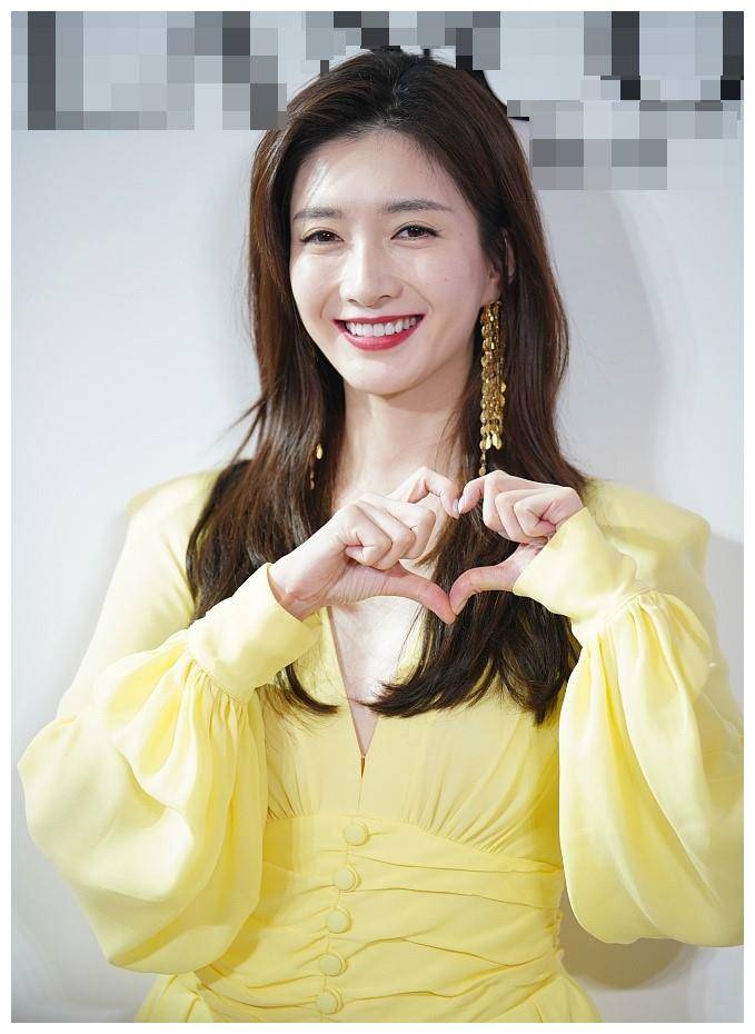 江疏影黄裙红唇清丽 为粉丝画口红动作轻柔_活动_短裙_镜头