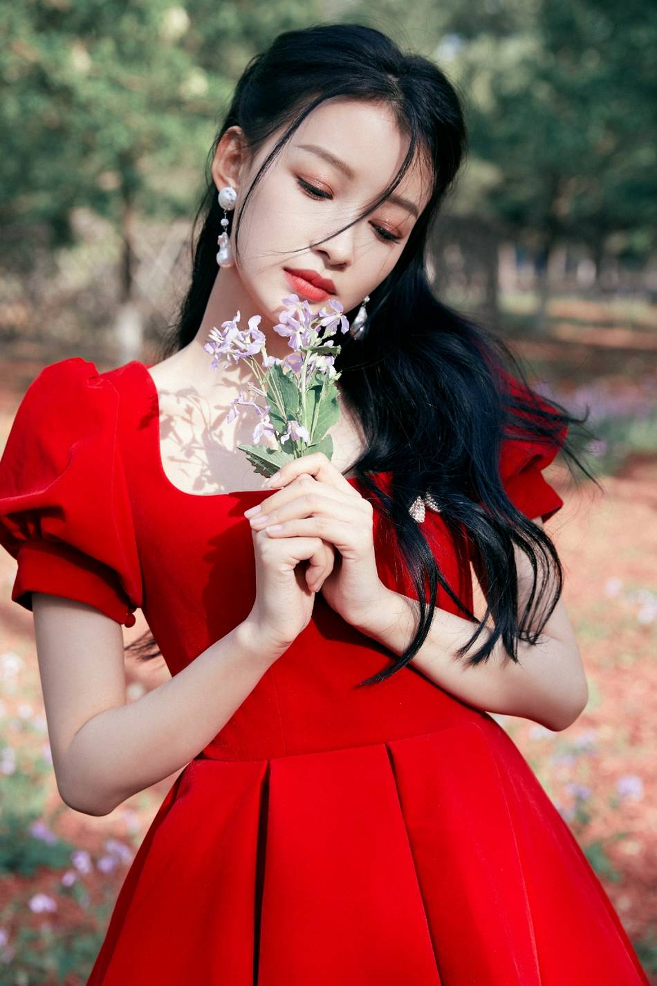 甜美度满分孙怡穿红色玫瑰公主裙甜美可爱粉丝在逃公主无疑