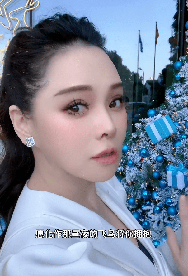 53岁的伊能静晒出白发侧颜被网友喊奶奶原来偶像也变老了