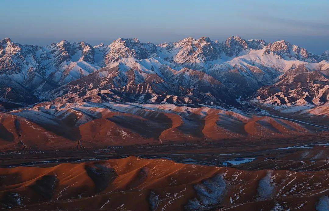 乌鞘岭项目部▲项目部办公室布景拍摄▲演职人员在项目部门口合影建设