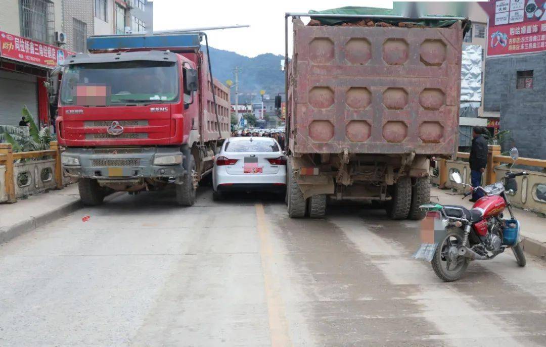 东兰货车碰撞小汽车致使小汽车失控后又碰撞到另一辆货车