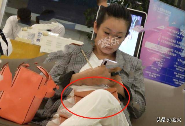 41岁秦海璐夫妻私下罕同框,侧面凸起圆滚大肚疑有孕?