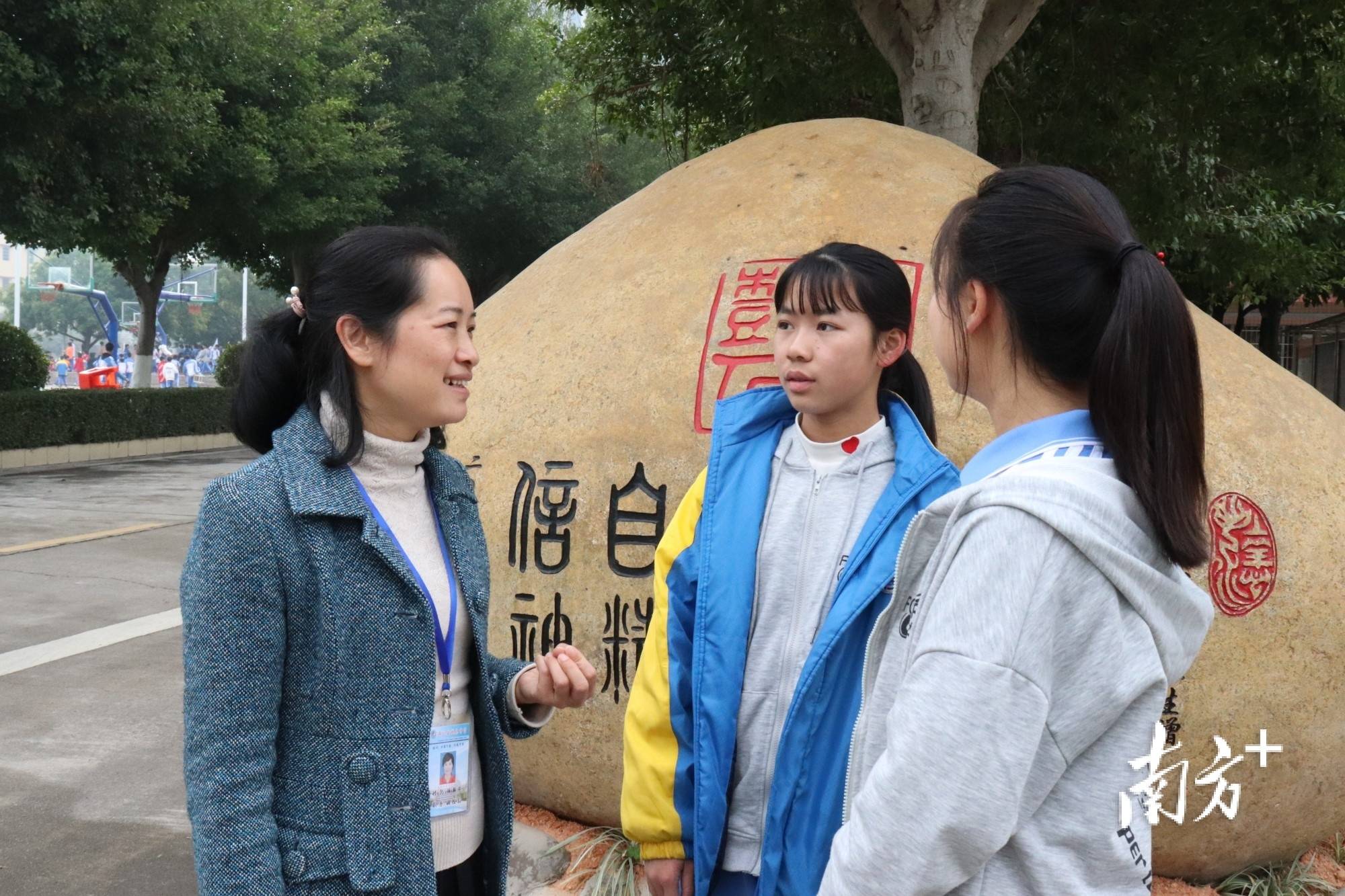 佛冈县城东中学副校长林燕萍与学生交谈.