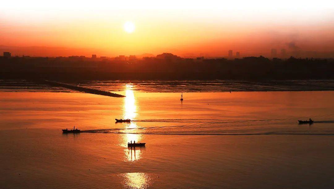 意大利旅行家亚格曾经坐船探险到过泉州,并称它为"光明之城".