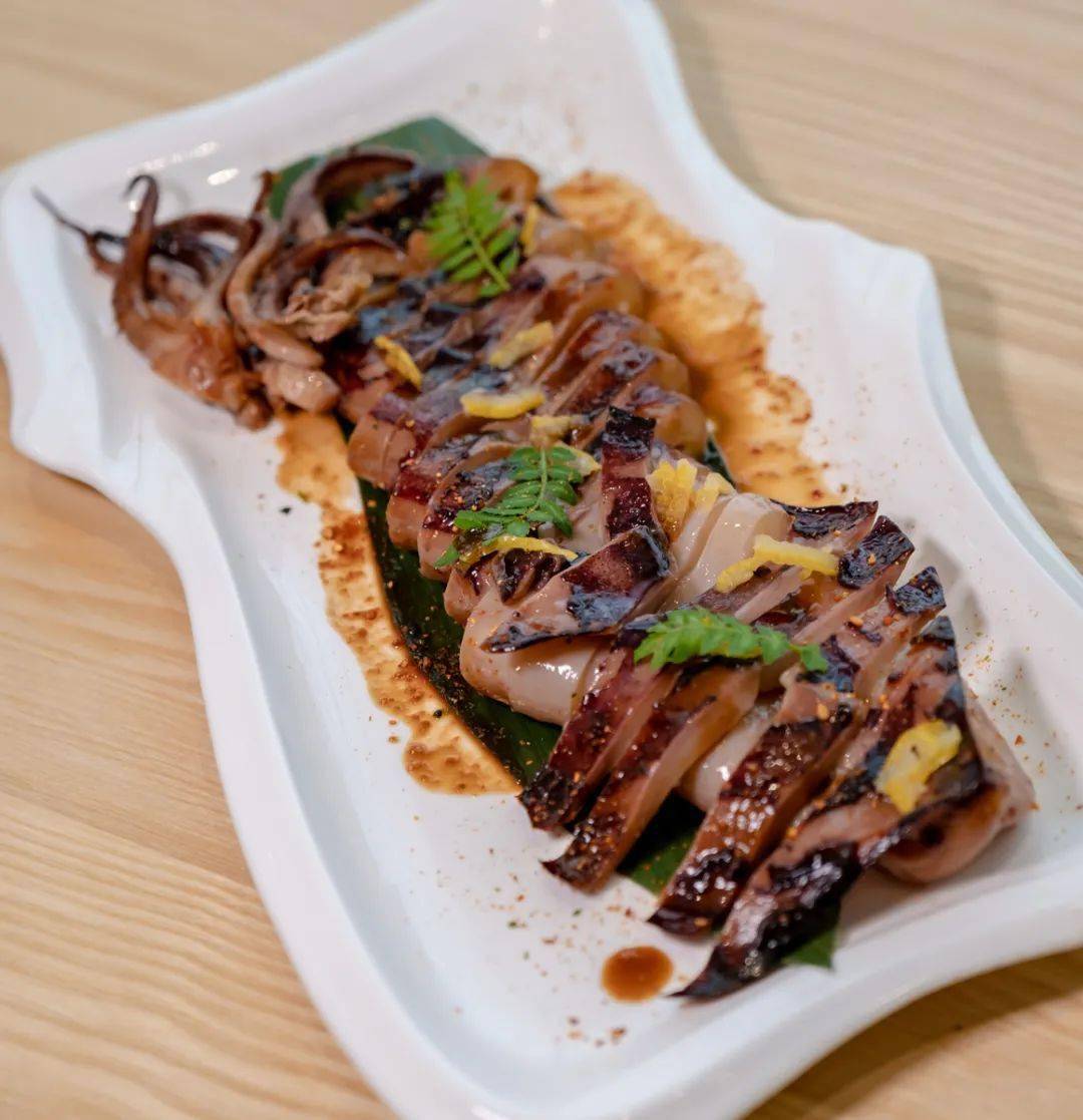 酱油烤鱿鱼名古屋炸鸡翅即所谓的"手羽先唐扬",属于名古屋的一大名菜