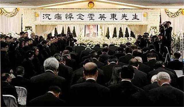 霍英东葬礼霍启刚手捧遗像何鸿燊和李嘉诚扶灵待遇堪比国葬