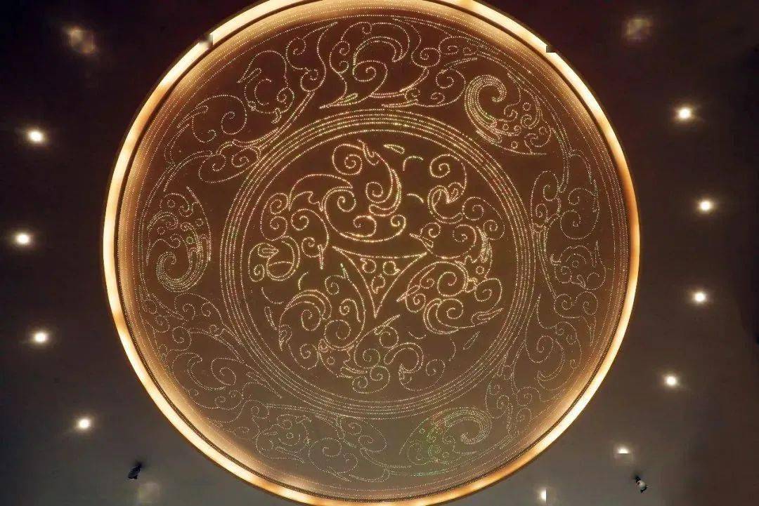 纹样和二十八星宿图柱状纤维如水晶般梦幻又如烟花般夺目给整个空间