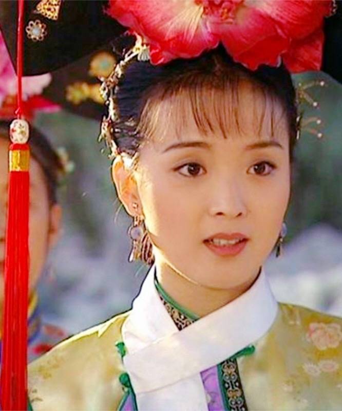 晴格格王艳和儿子走机场打扮低调舒适没有豪门阔太的架子