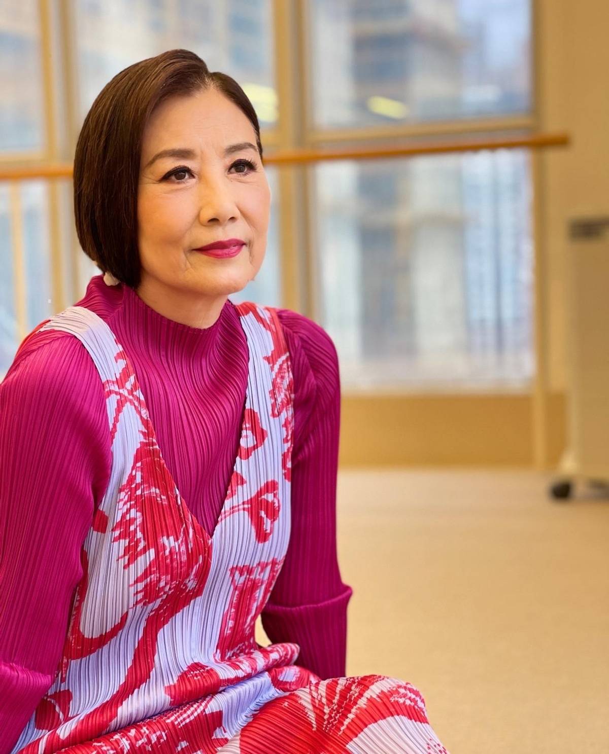 汪明荃73岁依旧美艳感十足一身玫红色裙装穿出精致女人味儿