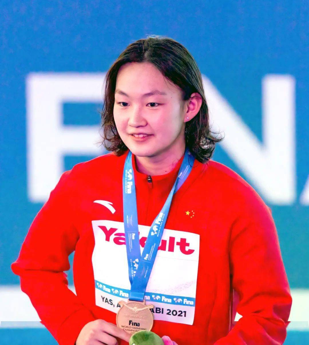 奥运冠军李冰洁在女子800米自由泳决赛中展现强劲实力,一路领先以8分0