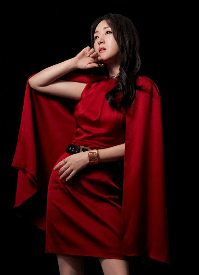 杨钰莹才是真的"冻龄女神",红色斗篷裙霸气个性,哪像49岁?