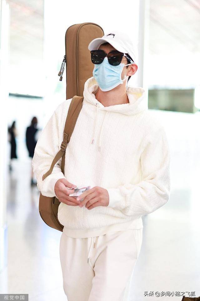 李治廷全身白造型简约不失时尚肩背乐器十足艺术范儿