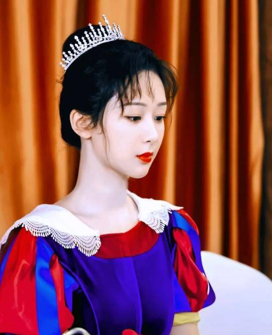杨紫都奔三了,穿白雪公主裙装却毫无违和感,斜跨小包像在逃公主_风格