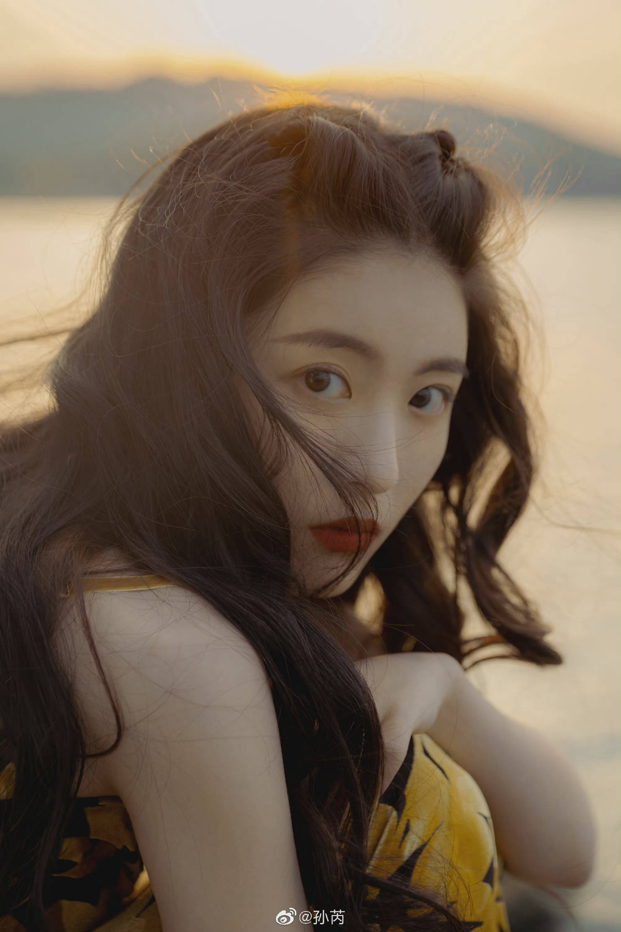 孙芮海边氛围感写真,长卷发77吊带裙,真的太美了吧!_新歌_美女_耳朵