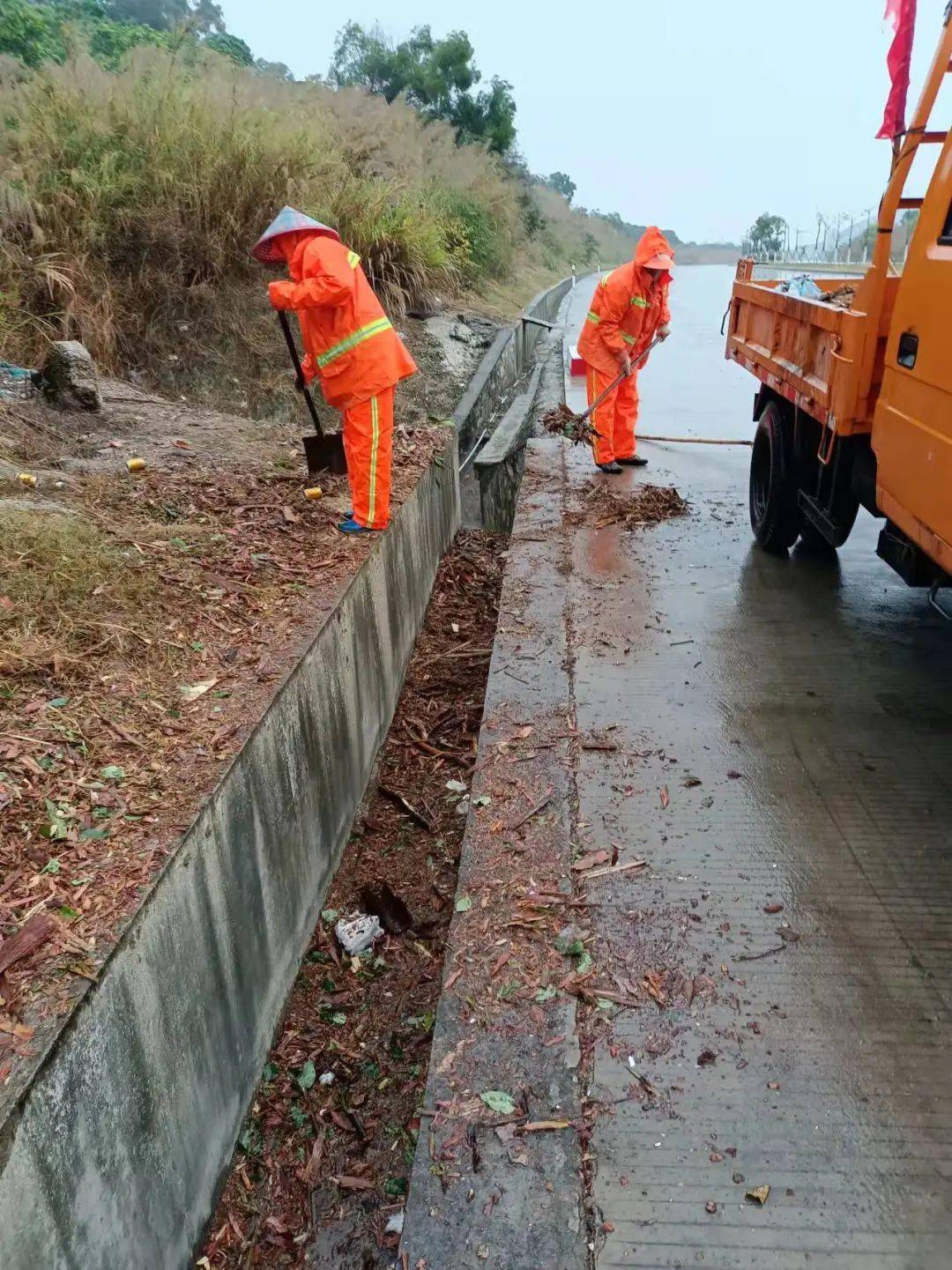 清理中在国道g288线梅洲乡几处涵洞底,由于冬天落叶尘土较多,洞口被