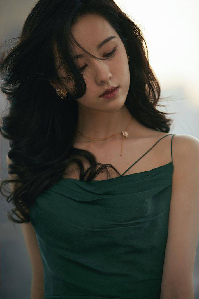 陈都灵墨绿一字肩长裙港风十足 化身高雅复古名伶秀美背_墨绿色_卷发