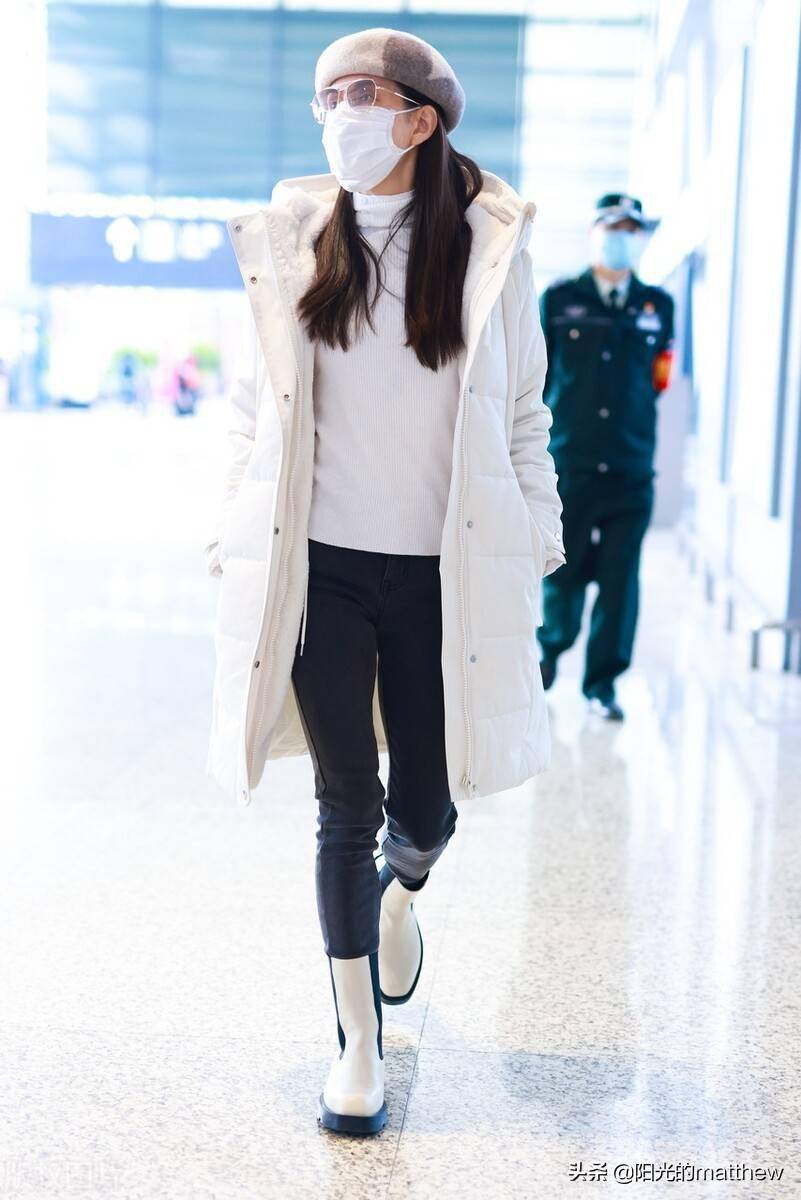 街拍李若彤白色羽绒服白色高领打底衫白色烟筒靴温暖舒适