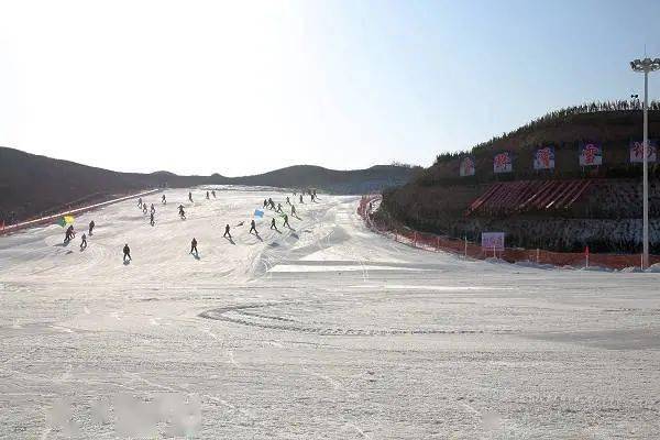 济南卧龙山滑雪场图片图片