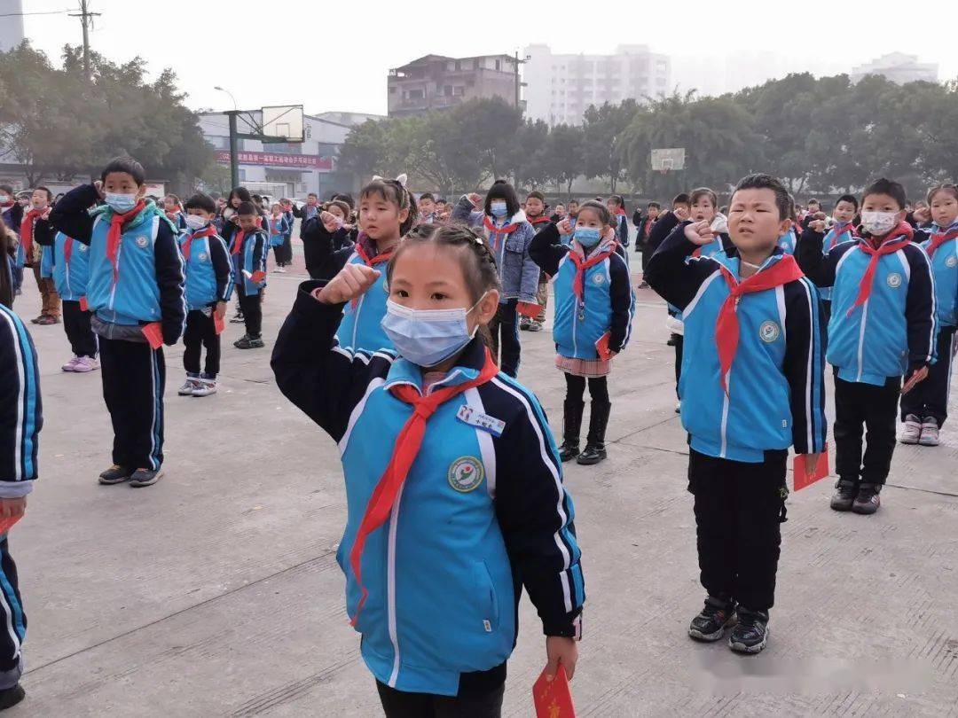 "高举队旗跟党走·争做时代好少年"