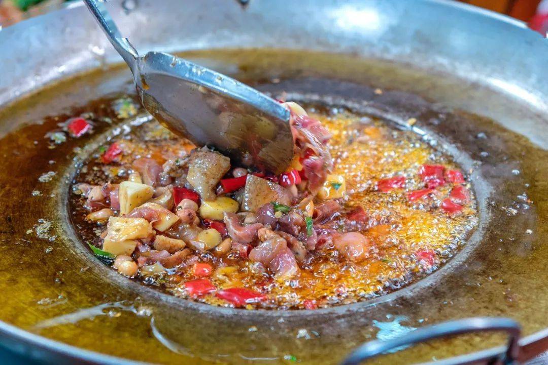 了不起的黔东南美食卡拉战斗鸡