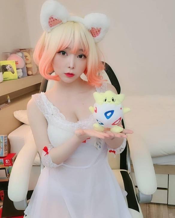 角色 雪白车灯太晃人！韩国甜美Coser“???”美照赏