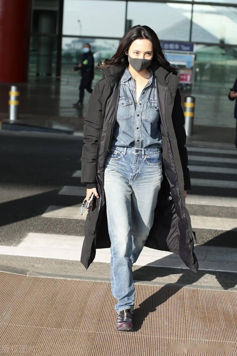 街拍:王紫璇长款羽绒服 牛仔衬衫 牛仔裤 运动鞋随性休闲_机场_黑色