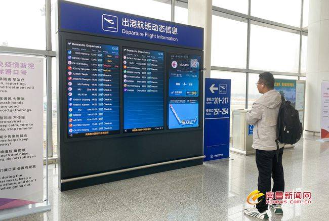 据了解,智慧航显系统基于"人脸识别"技术,可以显示旅客航班信息,航班