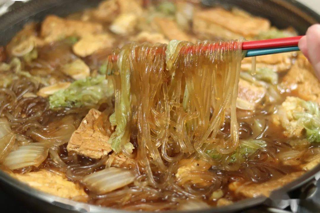 粉條燉好後不粘不坨也不碎,吃起來勁道爽滑又q彈,看著就有食慾,豆腐吸