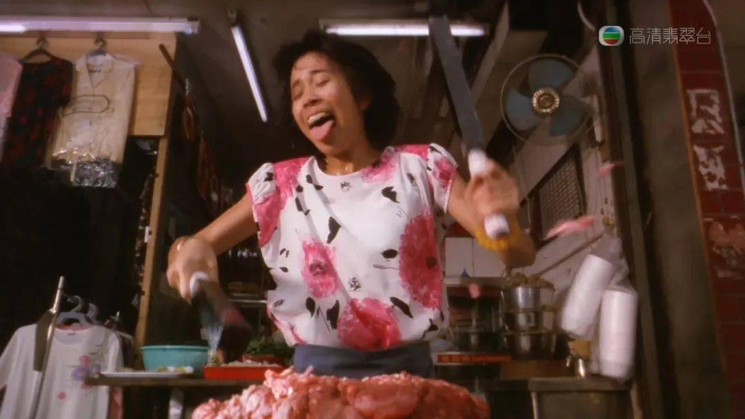 这个角色设定致敬了《食神》里莫文蔚饰演的把小吃手打牛丸做到登峰造
