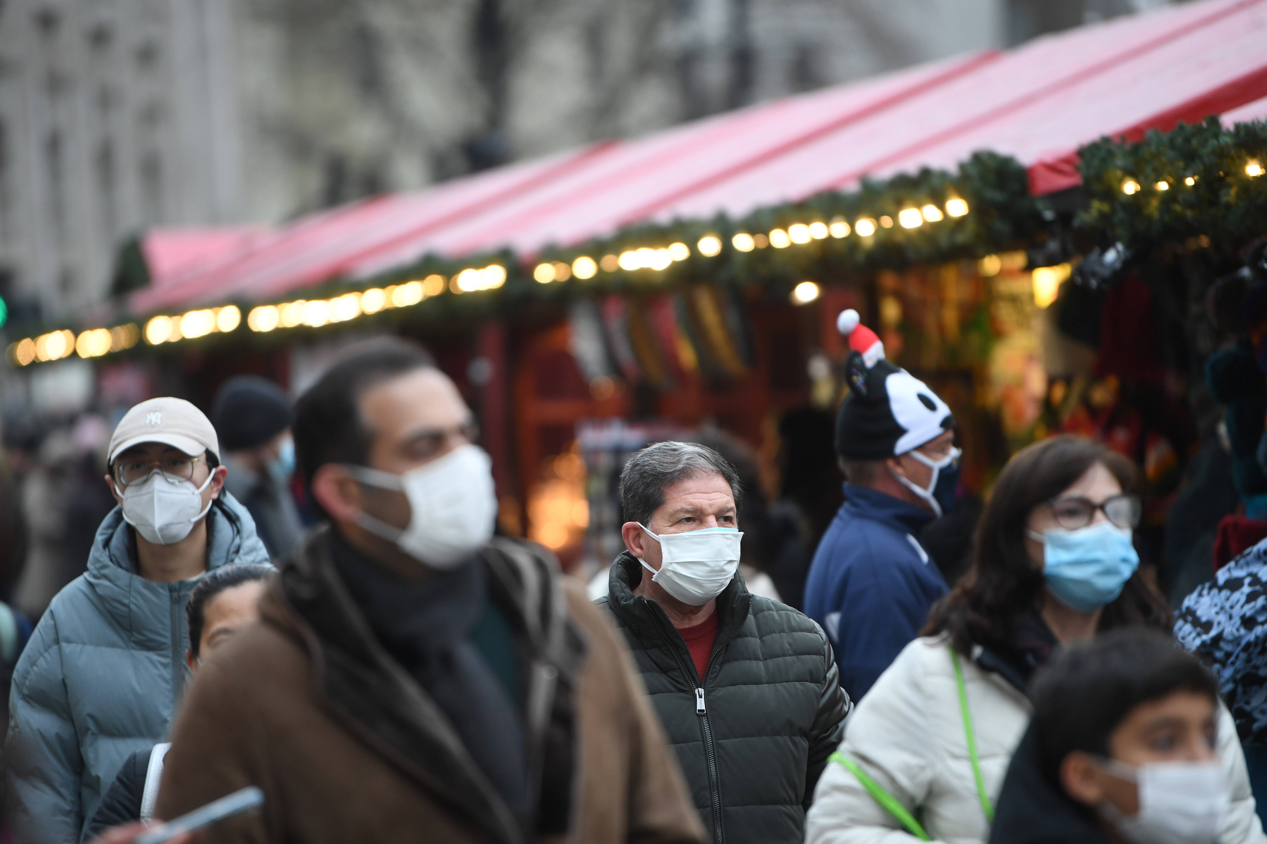 英国单日新增新冠肺炎确诊病例超10万