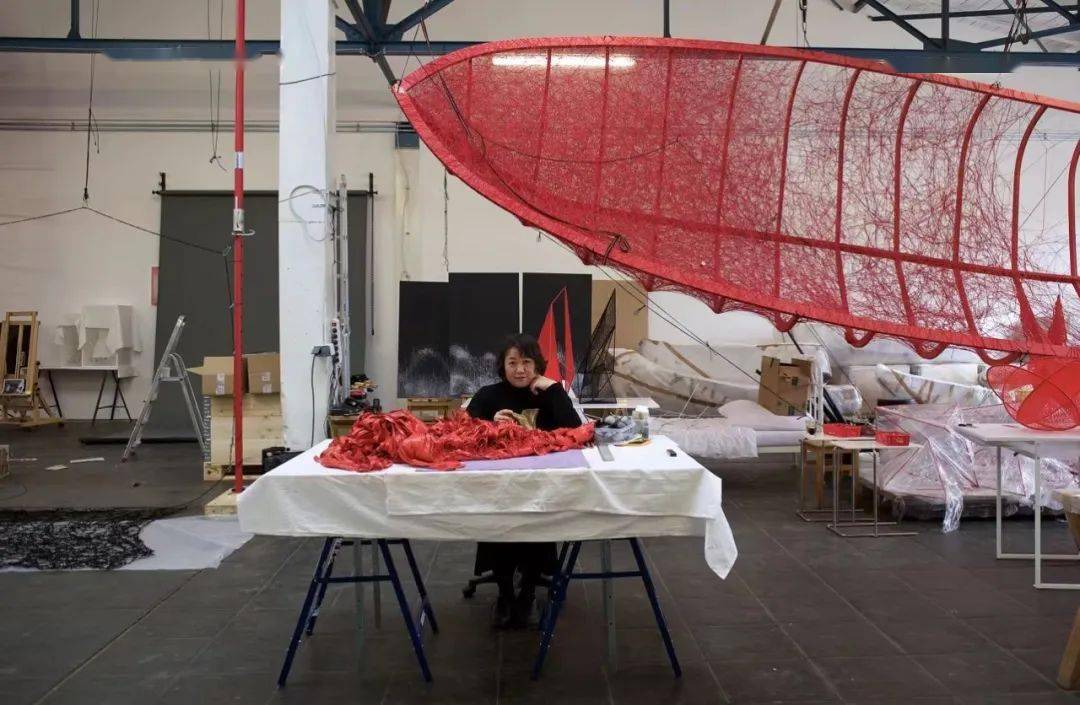 专访|专访盐田千春：红色是人的连接，黑色是宇宙 | 一点灵感