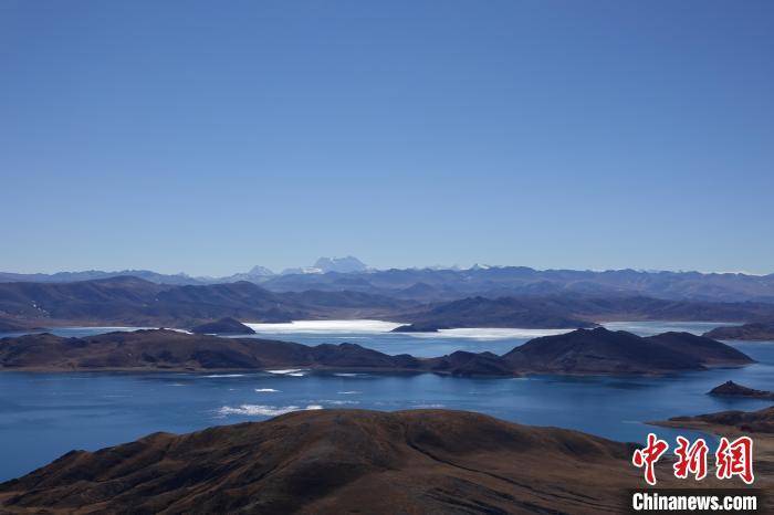 湖水|冬日羊卓雍措：湖水湛蓝，如诗如画