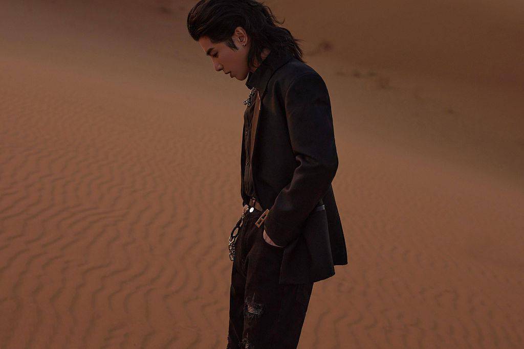 长发|华晨宇登陆火星主题大片神秘氛围拉满 背头长发尽显不羁气场