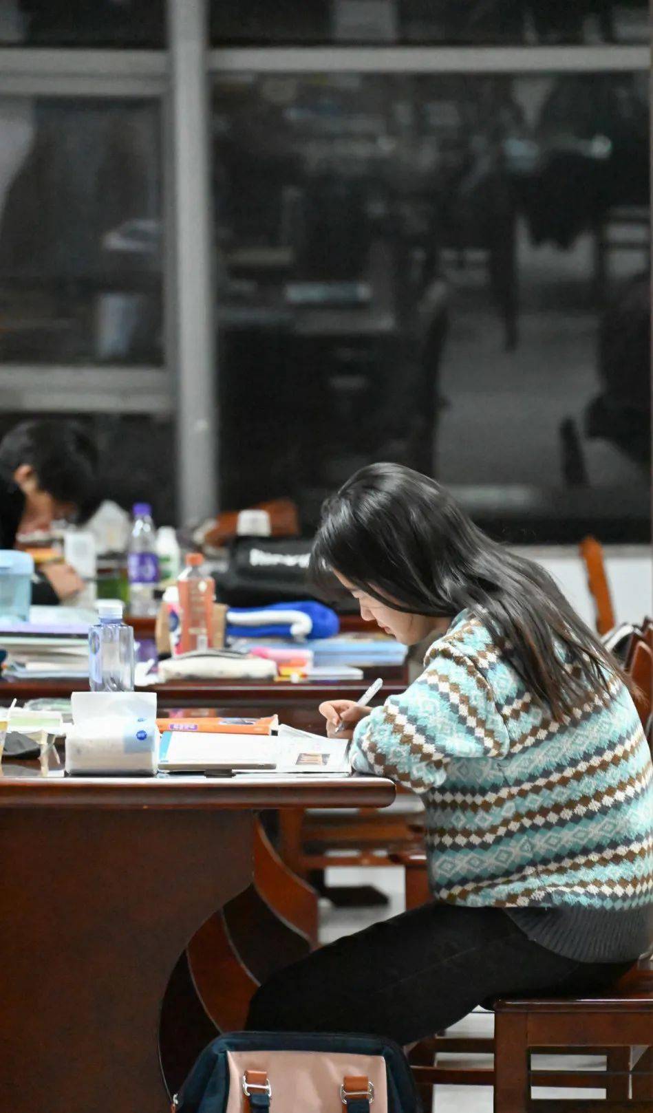 以毅力为笔,书写青春华章奋斗的汗水充斥着无数个夜晚伏案灯光下笔尖