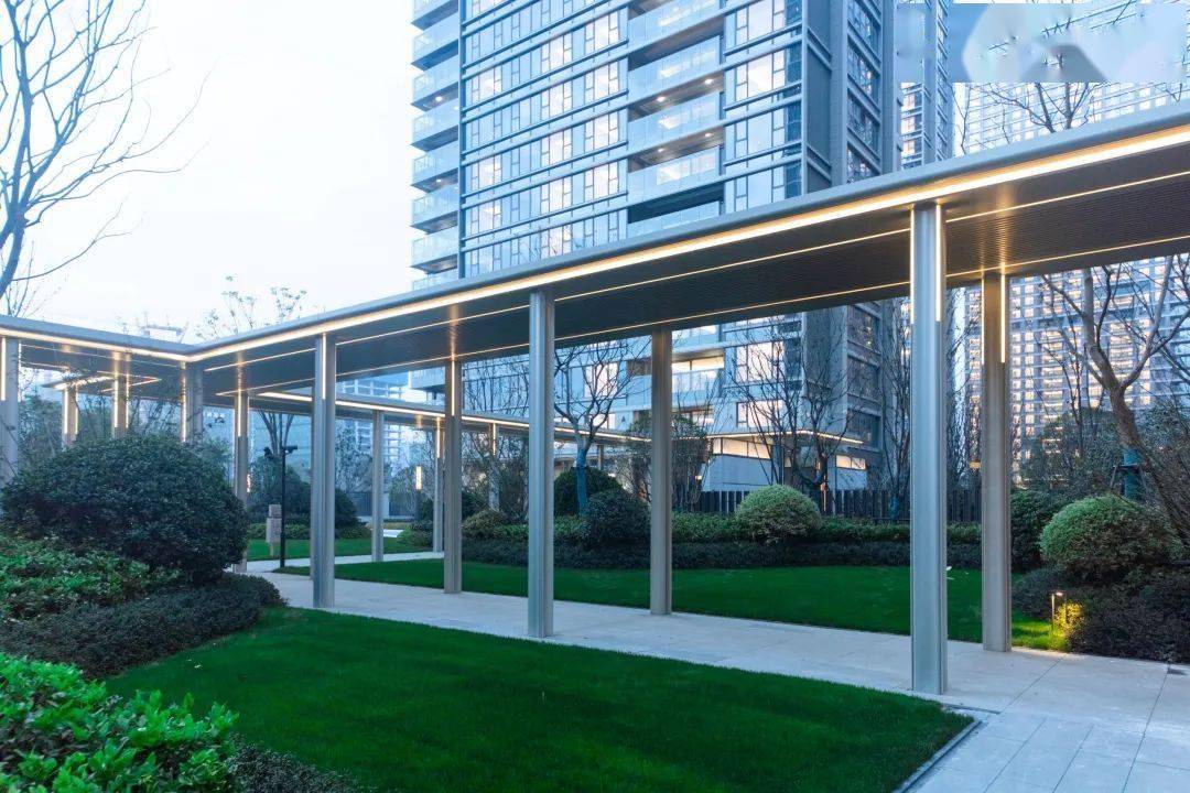 从主入口为起始,一条高约5米,长约800米的风雨连廊,将小区的层层绿意