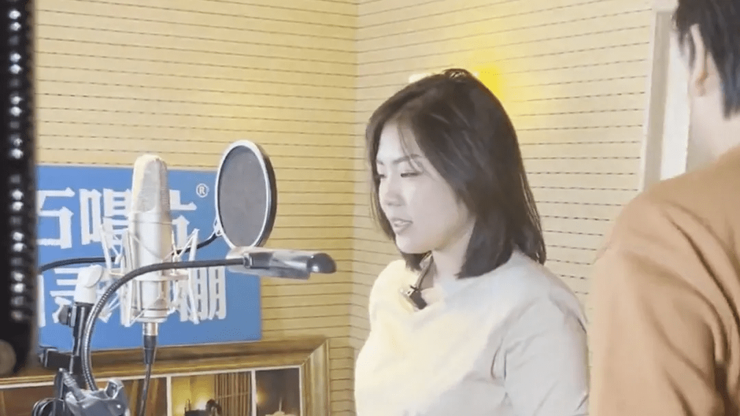 美女网红铁蛋儿测评来录音,在沃石唱片唐山录音棚唱《小幸运》_专业