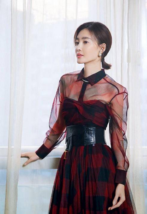 王丽坤不愧是素颜女神透视抹胸纱裙优雅飘逸束腰凸显好身材