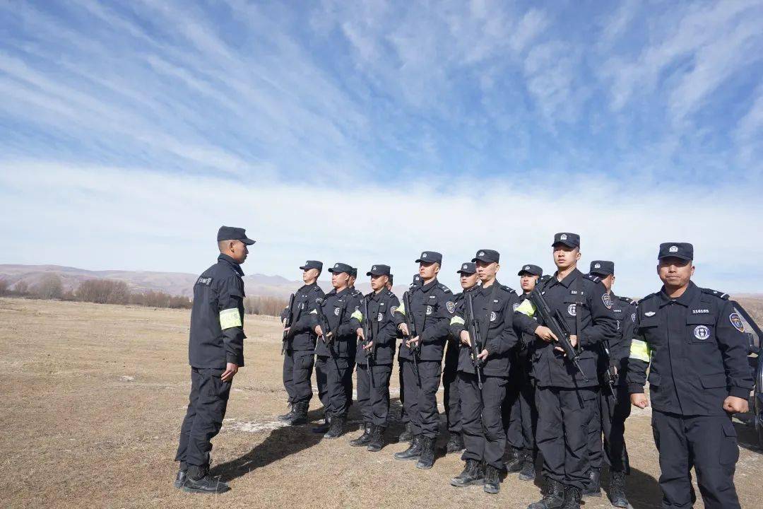 深化教育整頓 練兵鑄就鐵軍 | 特警支隊組織理塘,甘孜基地開展警務實