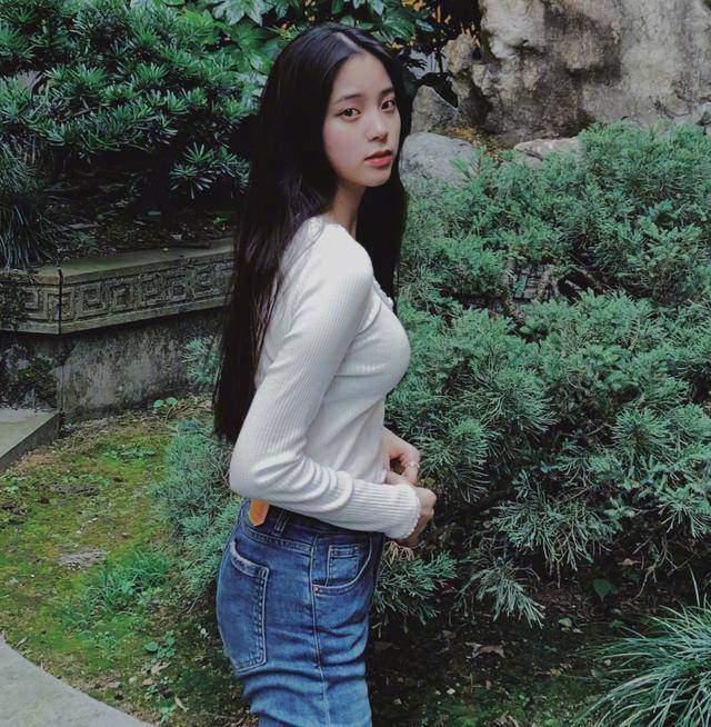 欧阳娜娜越来越小女人!20岁穿紧身衣显成熟_照片_风格_灵隐寺
