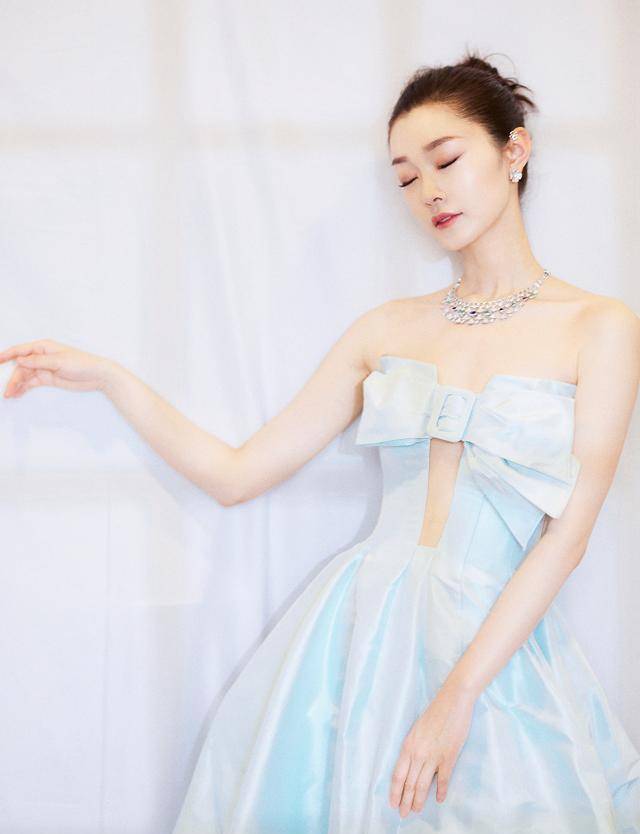 宋轶为"上镜"拼了,大尺度穿深v裙,领口开到小腹美到窒息_色调_剪裁