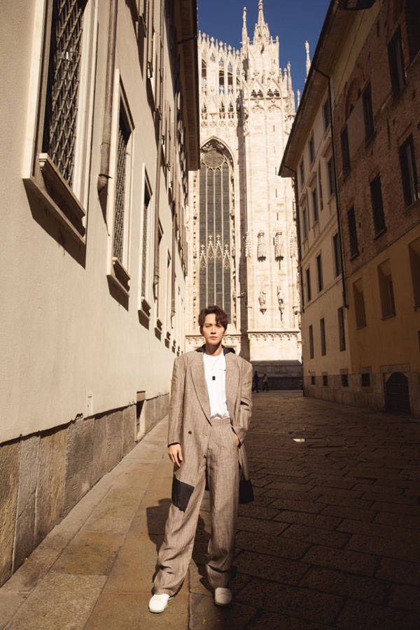 正巧徐正溪工作室发布一组生日写真图,照片中的他一身休闲西装套装