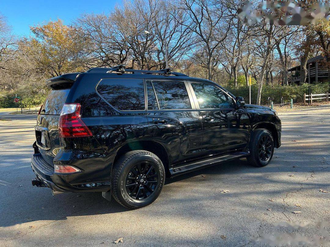 普拉多的继任者8缸引擎四驱2023版gx亮相黑武士风浓郁