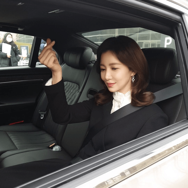 韩国冻龄女神:43岁尹世雅,和小19岁女演员合照,看不出年龄差_进行