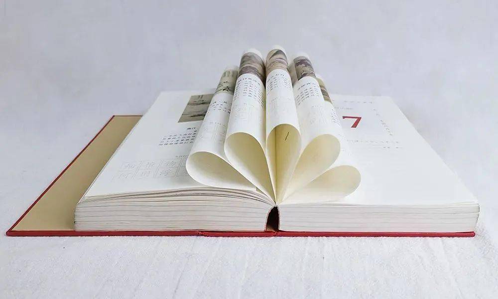 “春风得意马蹄疾”日历出限定礼盒啦！新年送礼，就选它