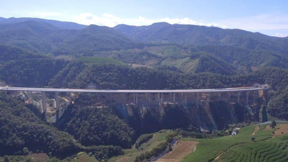 临双高速公路土建三合同段全线双幅贯通