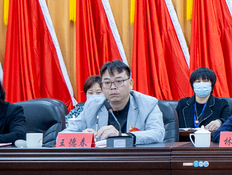 副镇长、镇团委书记吴炫等党政班子出席会议，会议由镇党委副书记王德春主持。▲ 镇党委副书记王德春主持