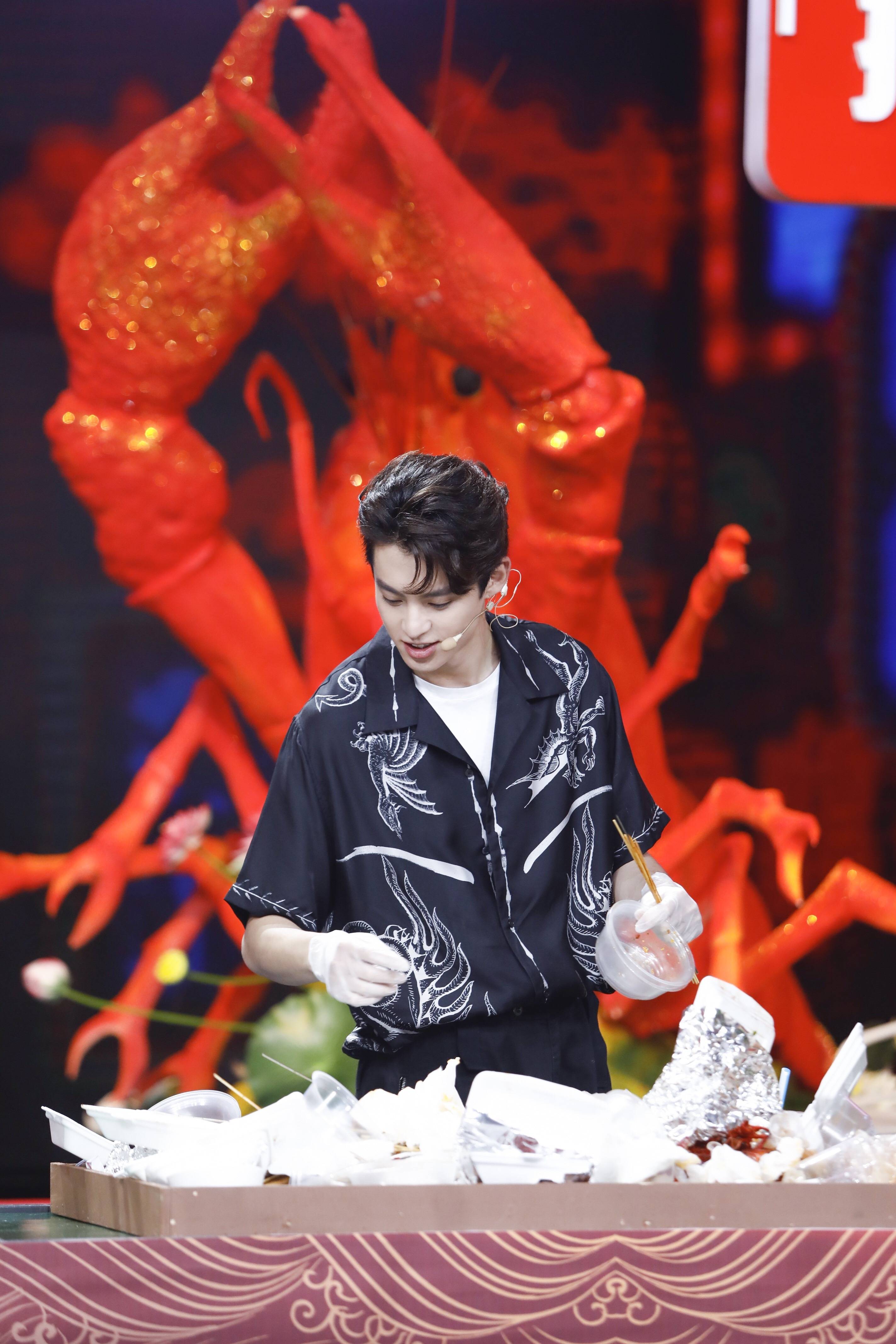 王鹤棣天天向上化身少东家宣传垃圾分类热心环保