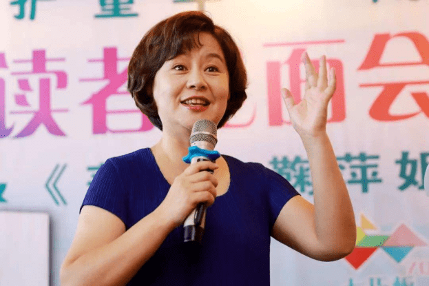 53岁鞠萍姐姐近照身着米色长裙就像充满童趣的大姐姐